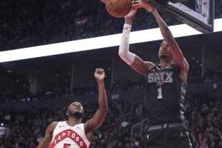 Victor Wembanyama (1) au dunk devant Immanuel Quickley (5). KEYSTONE/AP/Chris Young